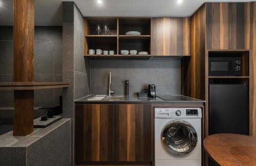 Seochon Apartment | Luxury Hanok Stay Warm Hearth - East