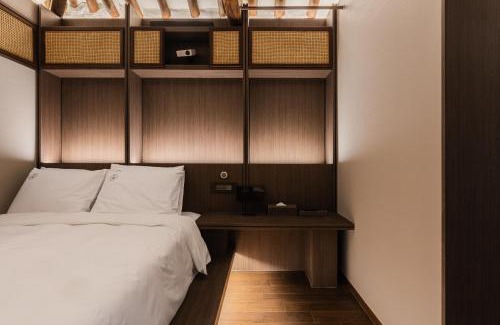 Seochon Apartment | Luxury Hanok Stay Warm Hearth - East
