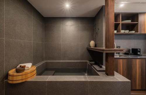 Seochon Apartment | Luxury Hanok Stay Warm Hearth - East