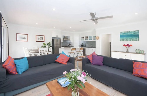 Yamba House | LUXURY HAVEN! Beautiful, central, wifi & spacious! Walking to everything!
