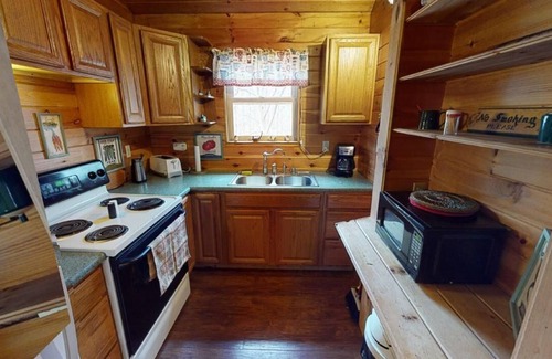 Nelsonville Cabin | Luxury-Hawk's Nest Cabin-Forest View-Cabin-Private Bathroom