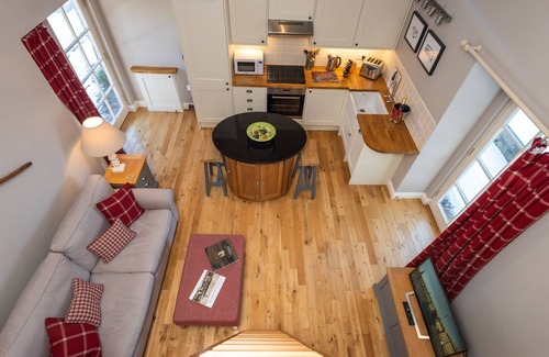 Cupar House | Luxury Hayshed Cottage with hot tub near St Andrews
