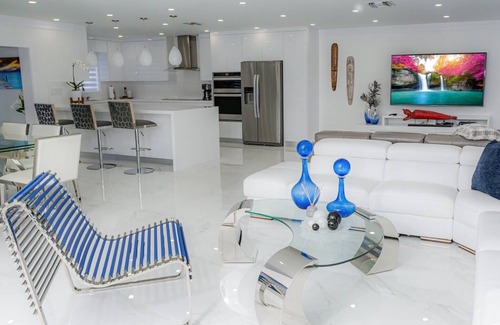 Fontainebleau House | Luxury heated salt water pool, Grill BBQ Serenity Oasis
