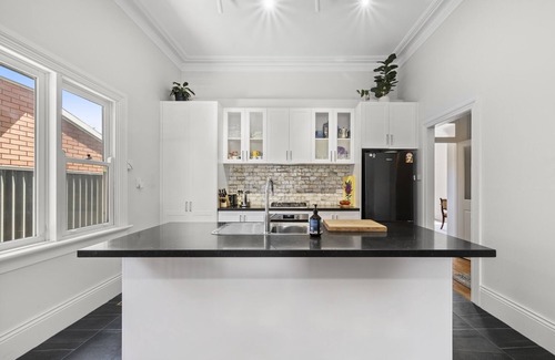Lake Wendouree House | Luxury Heritage home in central Ballarat. Close to Lake Wendouree, restaurants.