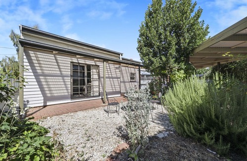 Lake Wendouree House | Luxury Heritage home in central Ballarat. Close to Lake Wendouree, restaurants.
