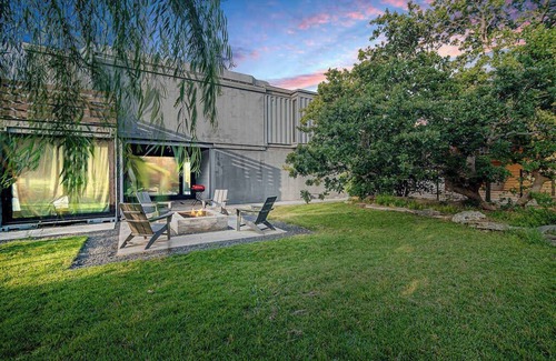 Fredericksburg House | Luxury Hill Country Container Home - Near Alamo Springs Cafe
