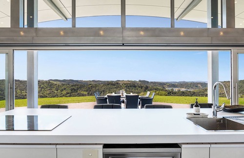 Waiwera Villa | Luxury Hilltop Villa with Breathtaking Views- Perfect for Family Stays & Events