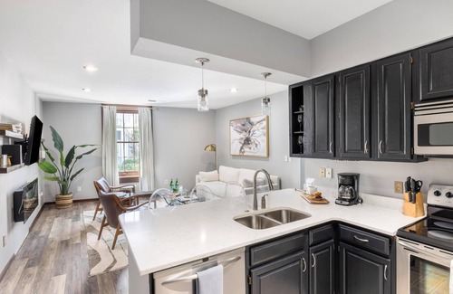Downtown Charleston Apartment | Luxury &Historic 2-Bed on King St, Walk Everywhere!