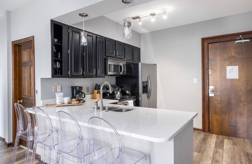 Downtown Charleston Apartment | Luxury &Historic 2-Bed on King St, Walk Everywhere!