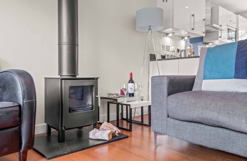 Talland House | Luxury holiday with hot tub and roof terrace. Shared Swimming Pool & Gym