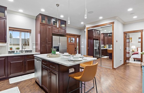 Thorpe Westwood House | Luxury Home 10mins to Downtown: Gameroom, Sauna, Firepit, EV charger