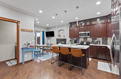 Thorpe Westwood House | Luxury Home 10mins to Downtown: Gameroom, Sauna, Firepit, EV charger