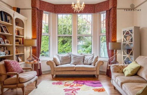 Windsor House | LUXURY HOME - CENTRAL WINDSOR, GATED PARKING