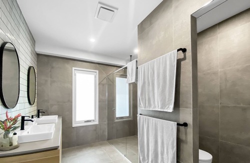 Warana House | Luxury Home Five Bedroom with Pool and Sauna
