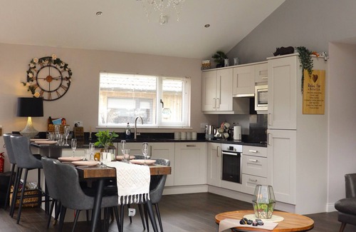 Otterburn House | Luxury Home Hot Tub, Outdoor Dining & Hot Tub