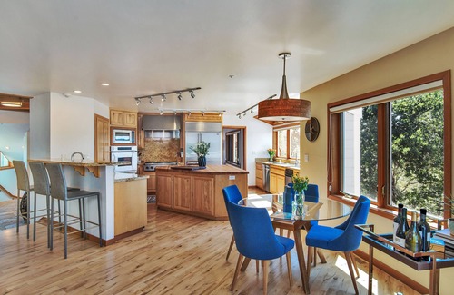 Geyserville House | Luxury Home in Healdsburg with a Private Pool plus complimentary wine tastings.