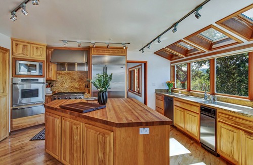 Geyserville House | Luxury Home in Healdsburg with a Private Pool plus complimentary wine tastings.