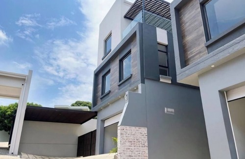 Greater Johannesburg Metropolitan Area Villa | Luxury Home in Sandton