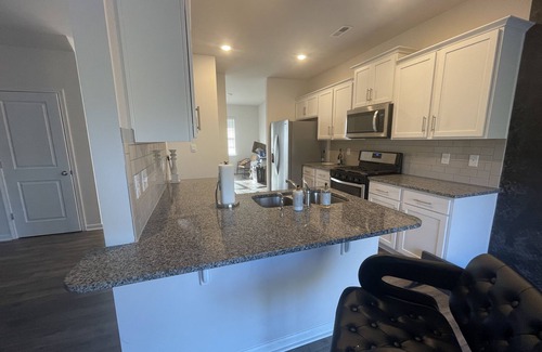 Moores Chapel House | LUXURY HOME LOCATED 10 min from airport and 19 min from city