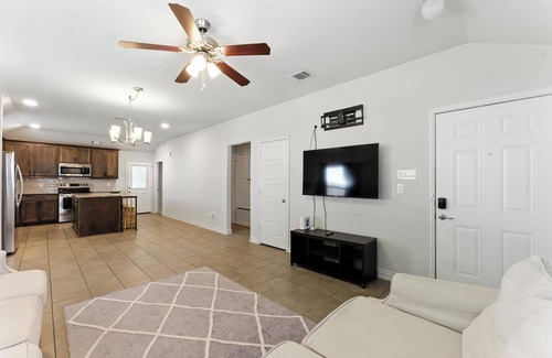 Fort Worth House | Luxury Home Mins to JPS, Medical City, Historic District, Zoo, Water Garden