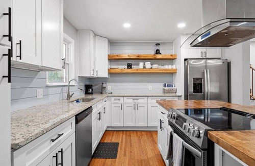 Beaufort House | Luxury Home Minutes to Base & Downtown - Sleeps 9