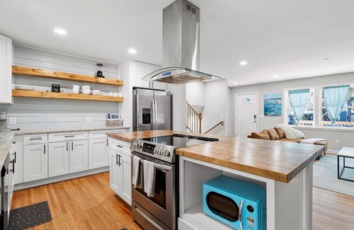 Beaufort House | Luxury Home Minutes to Base & Downtown - Sleeps 9