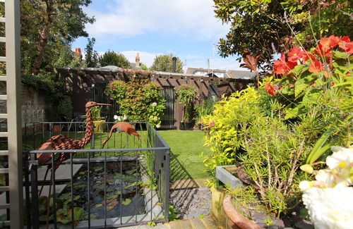 Henfield House | Luxury Home, Perfect Retreat for Couples, Shared Walled Garden, Village Setting