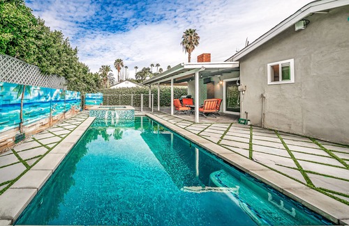 Valley Glen House | Luxury home pool & Jacuzzi. 10 mins to universal studio 15 mins to Hollywood