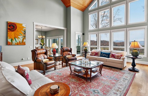 Clyde House | Luxury Home, Spectacular Views, Relaxing Retreat, 4 Bedrooms + Loft, Sleeps 8
