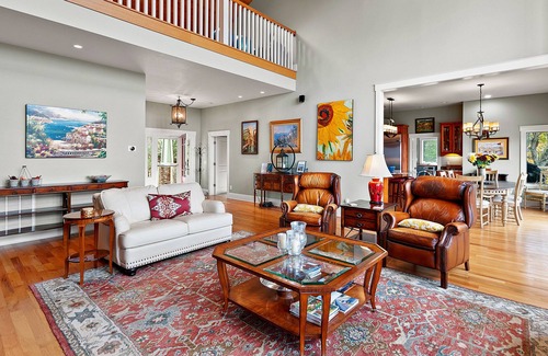 Clyde House | Luxury Home, Spectacular Views, Relaxing Retreat, 4 Bedrooms + Loft, Sleeps 8
