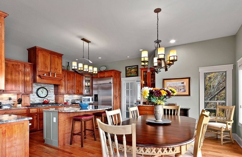 Clyde House | Luxury Home, Spectacular Views, Relaxing Retreat, 4 Bedrooms + Loft, Sleeps 8