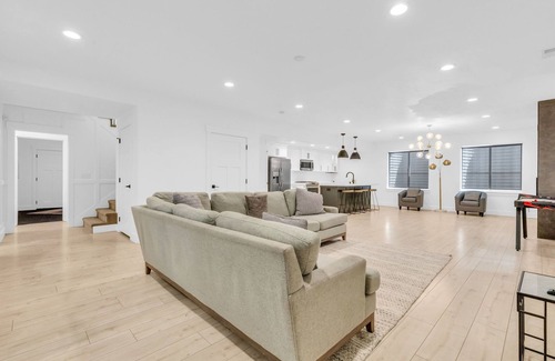 South Jordan House | Luxury home w/heated swimming pool 15 min from mountains.