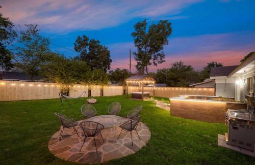 Arlington House | Luxury Home w Hot Tub near AT&T Stadium