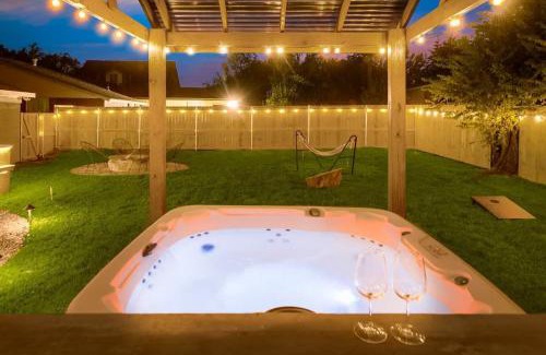 Arlington House | Luxury Home w Hot Tub near AT&T Stadium
