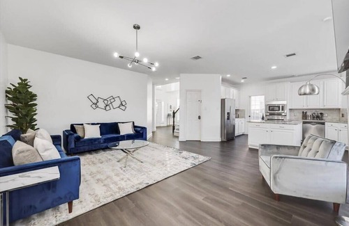 Flower Mound House | Luxury Home w Hot Tub near DFW Airport