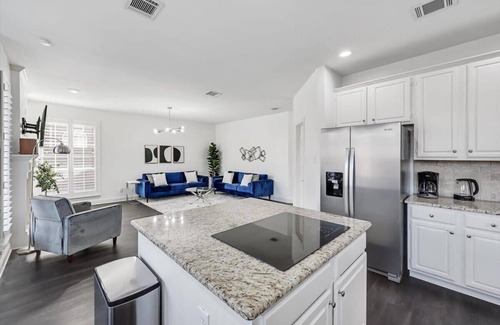 Flower Mound House | Luxury Home w Hot Tub near DFW Airport