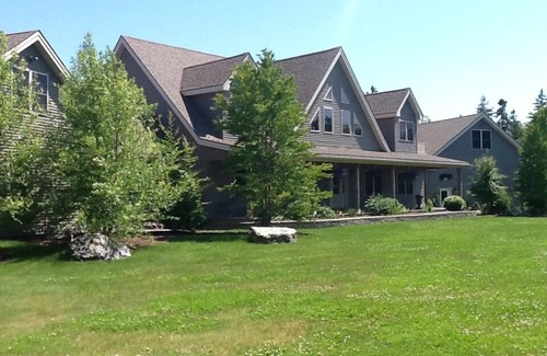 Bernard House | Luxury Home w/INDOOR POOL 20mins BarHarbor boardersAcadia National Par