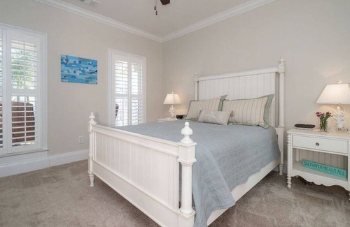 Kathleen House | Luxury Home w Swim Spa. 10 guests. Home sits across street from Houston Lake.