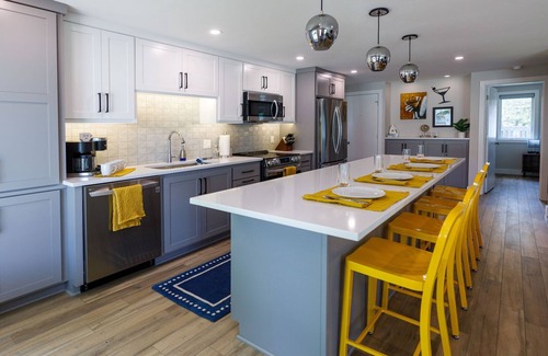Ashwaubenon House | Luxury Home- Walking distance to Lambeau Field and next to Titletown District