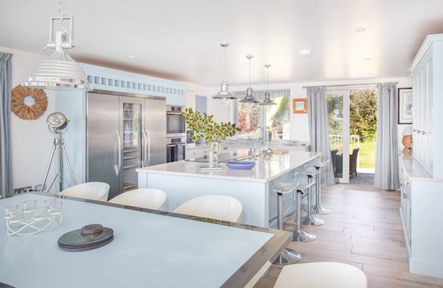 Bigbury-on-Sea House | Luxury home with parking 450m from Bigbury Beach