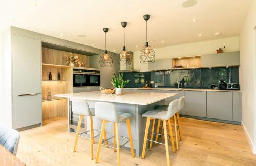 Batheaston House | Luxury Home with Garden, Gym, Free Parking & Roof Terrace!