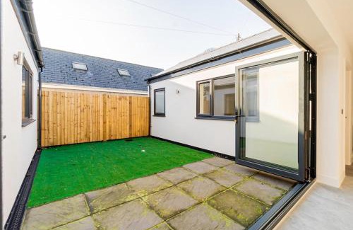 Llanrumney House | Luxury Home with Parking near Everything! Netflix, Pool, Gaming - Long Stay Savings - Perfect for NHS, Contractors, Relocators