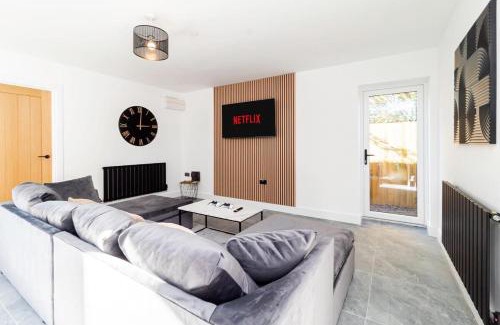 Llanrumney House | Luxury Home with Parking near Everything! Netflix, Pool, Gaming - Long Stay Savings - Perfect for NHS, Contractors, Relocators