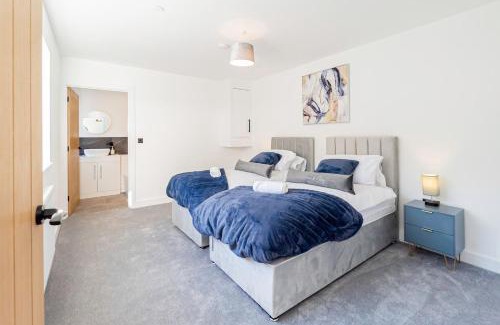 Llanrumney House | Luxury Home with Parking near Everything! Netflix, Pool, Gaming - Long Stay Savings - Perfect for NHS, Contractors, Relocators