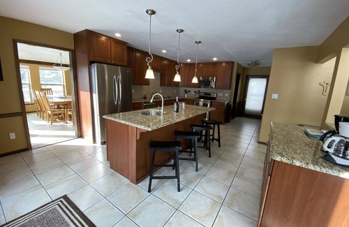 Angel Fire Ski Chalet | Luxury Home with plenty of seating and Chef's Kitchen 3 Minutes from Ski Lifts!