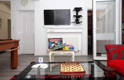 Peterborough House | Luxury Hot Tub Entertainment Room Central Park