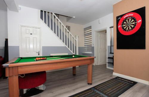 Peterborough House | Luxury Hot Tub Entertainment Room Central Park