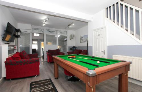 Peterborough House | Luxury Hot Tub Entertainment Room Central Park