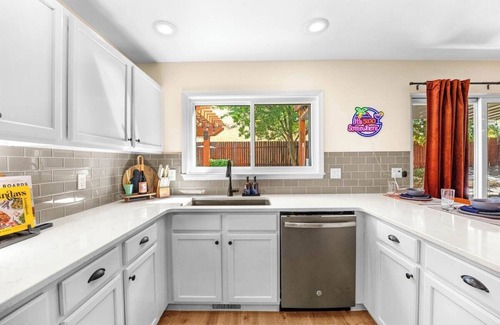Southeast Boise House | Luxury! Hot tub, miniputt, sauna, game room, pets