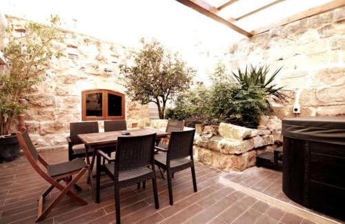 Mellieha Villa | Luxury House of Character Golden Bay/Manikata.